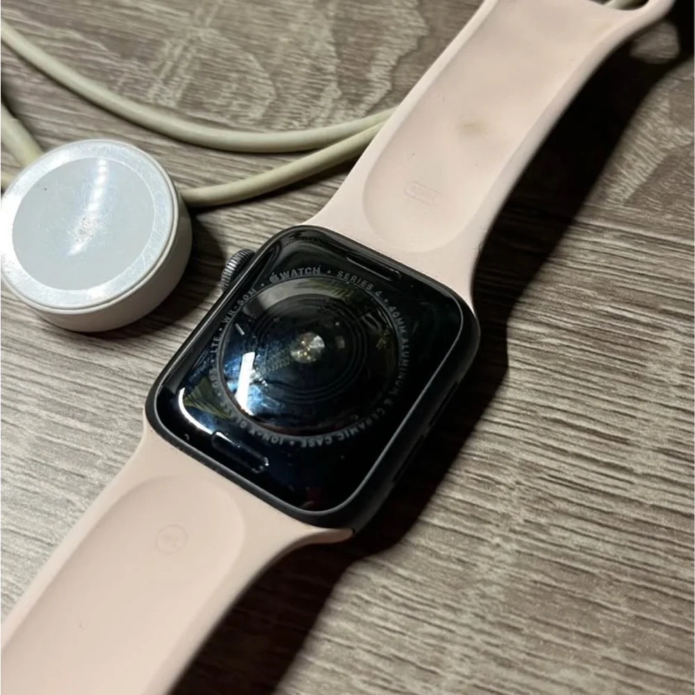 Apple Watch Series 4 - 40mm- Damaged: Use for parts or replace screen
